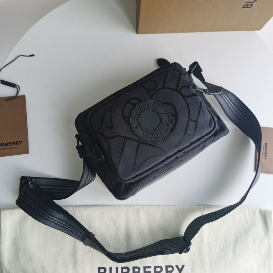 On March 9, 2024, the original order P530 Burberry's new men's printed camera bag, this super popular camera bag, distinguishes the dullness of all black bags, and the well-designed dark pattern enhances the overall artistic sense. It has been a long time