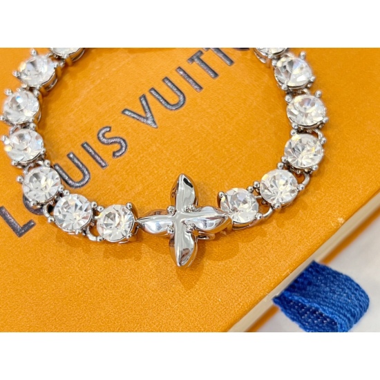 2023.07.11  Latest LV Louis Vuitton Couple Diamond Bracelet Delivery as shown in the picture Packaging Couple Matching Style Too: All copper electroplating material paired with imported zircon inlay Size: 18cm.21cm Two specifications