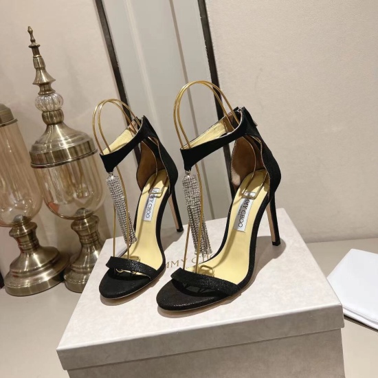 On January 5th, 2024, Jimmy Choo's simple, elegant yet fashionable style sandals feature a straight button high heel sandal that highlights the beauty of the feet, whether it's walking on the way to work or participating in a party; Anywhere can showcase 