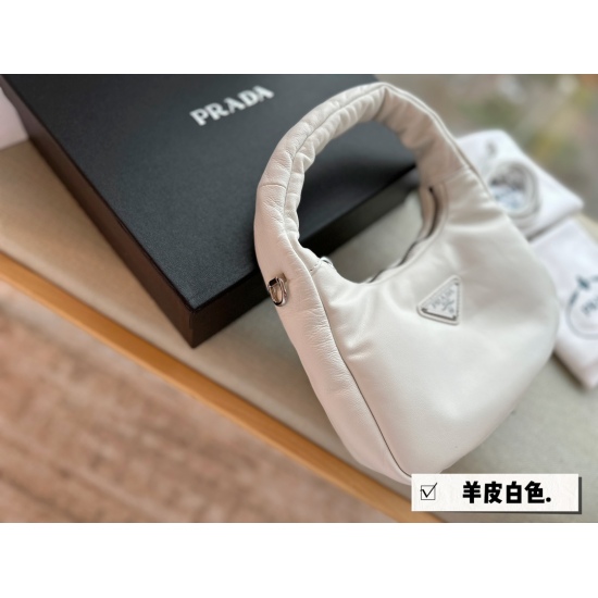 2023.11.06 255 comes with a box of sheepskin size: 21 * 14cm. New soft Nappa leather is small and cute, with a special touch of sheepskin. Prad's new Nappa sheepskin underarm bag is super soft and delicate, holding a cute, romantic and fashionable atmosph