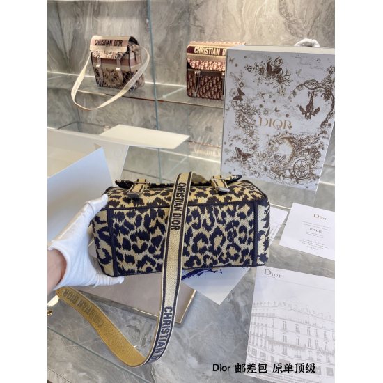 On October 7, 2023, the original DiorCamp Presbyopian Postman Bag V was designed for both men and women. It is both beautiful and practical. I have bought so many carefully crafted Presbyopian bags from Dior, and this DiorCamp Spring/Summer Show style Pos