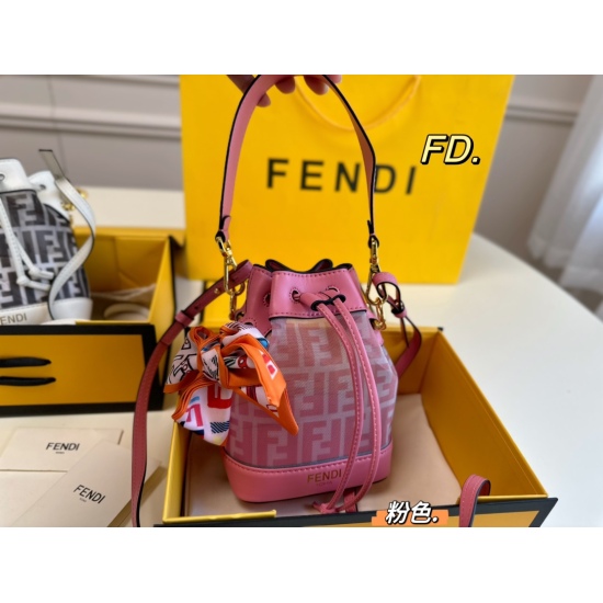 2023.10.26 P200 (Folding Box) size: 1317FENDI New Mesh Drawstring Bucket Bag Bucket Drawstring ➕ The double F logo embellishes individuality and elegance, with a light weight~palladium plated gold medal accessory, a retro charm and two shoulder straps, ma