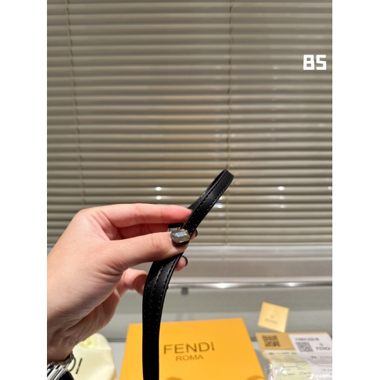 2023.10.26 P175 box size: 13 * 18.5cm (small) Fendi Fendi Mini Tote This year Fendi is really a big love! Handheld crossbody!
