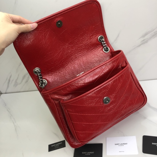 20231128 batch: 630Niki 28cm counter latest big red shipment!!! 【 Hot selling Niki 】 Breakthrough the use of distressed oil wax cowhide, the waxed effect is a bit like a motorcycle style, super cool, classic herringbone pattern, using quilting technology,