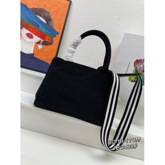 2023.07.20 New Prada Prada Early Spring Series Saudi shoulder bag messenger bag, canvas bag body and car line embellishment! Make the overall three-dimensional feel of the bag more obvious, and the classic logo hardware of P family on the side continues t