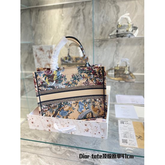 On October 7, 2023, the p330 Dior Book Tote is an original work signed by Christian Dior Art Director Maria Grazia Chiuri and has now become a classic of the brand. This small style is designed specifically to accommodate all your daily necessities, with 