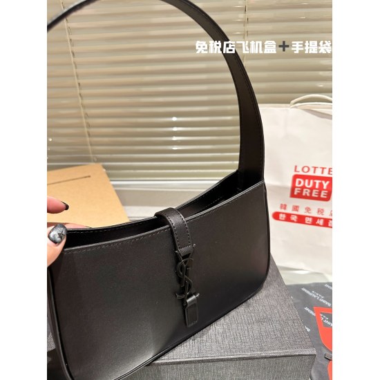 2023.10.30 P200 Duty Free Shop Aircraft Box ➕ Recommended Carrying Bag: Yang Shulin YSL Underarm Bag is a perfect armpit bag for autumn and winter. I've seen Celine Gucci Prada a lot Yang Shulin's bag is very novel, with a vintage crocodile pattern emboss