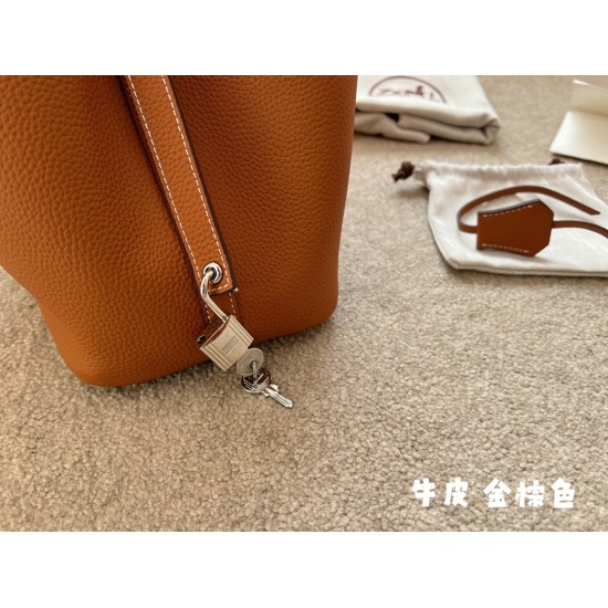 2023.10.29 255 with foldable box size: 18 * 19cm Hermes H home vegetable basket ‼️‼ Top layer cowhide/oil wax line delivery scarves ⚠️ The leather has a great texture! There is a sag! Those who understand goods must enter!