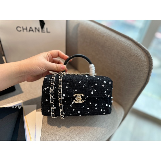 255 box size: 18 * 11cm Xiaoxiangjia milk box with woolen fabric is really cute and cute. The light gold chain buckle is paired with low-key and casual, small but can hold things!