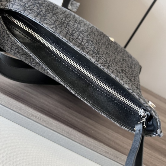 20240325 P950 New Anagram Jacquard Fabric and Cow Leather Anton Sling Handbag Arrived ✌️ This is a functional streamlined suspension bag with an adjustable leather strap and a zipper top design, which can be folded when in use and secured with a snap clos