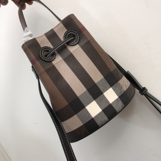 On March 9, 2024, P660 [B's Top Original Order] features a drawstring design and is made of Italian tanned and stitched leather material. Decorative Bur plaid, paired with TB exclusive logo size: 16.5 x 11 x 18.5cm, model number: 80662131, shoulder strap 
