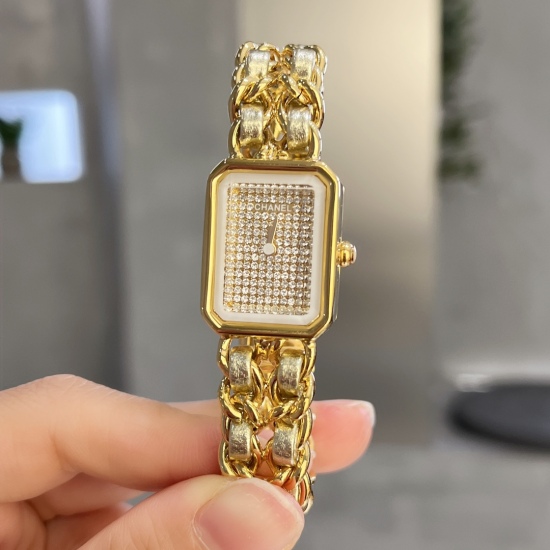 20240408 250 Sugar Plus New Color Champagne Chanel Premiere Collection Watch! The inspiration for 1987 comes from the silhouette of the Fangdeng Square in Paris, the ancient sugar cube! The diameter of the watch is 26.1X20 millimeters. The case is made of