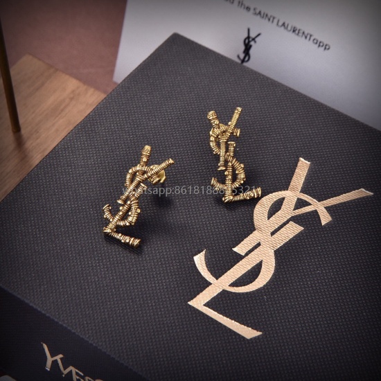 July 23, 2023 ❤ Saint Laurent 2023 new letter earrings. Crafted with exquisite craftsmanship, this super sweet and fresh age reducing artifact is made of the same material as the original version