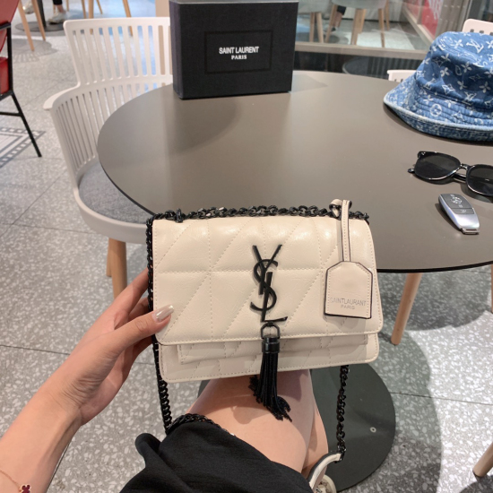2023.10.18 p190 YSL Wang Ziwen Rivet Chain Bag 19ss ♥️ Saint Laurent/YSL/Saint Laurent women's bag, made of soft, soft, shiny, simple and wide recommended material, with a super large capacity to hold everything you need, and excellent upper body effect ✌