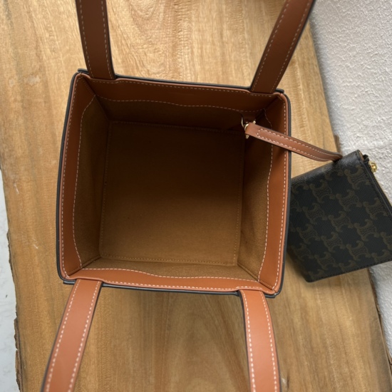 20240315 P650 New Product Launch: CE2022 Spring/Summer Highlights CuirTriomphe Handbag, CuirTriomphe Series Handbag, Continuing Triumph Logo Leather Patch as a Iconic Element, Introducing a New Cube Bag, Creating a playful and Light hearted Atmosphere ‼ T