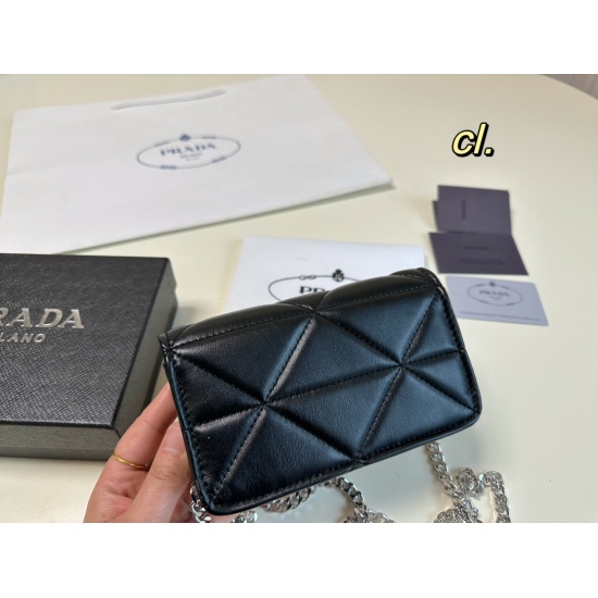 2023.11.06 P130 (with box) size: 16.510PRADA New Lingge Phone Bag Classic Lingge Texture ➕ A delicate small mobile phone with a soft and sticky foreskin, lightweight and comfortable~beautiful upper body effect