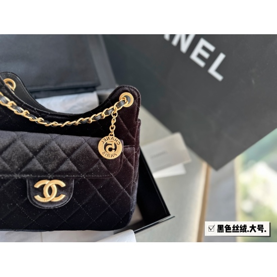 2023.09.01 Box size: 19 * 13c 22 * 15cm Xiaoxiangjia 23C Hippy Hobo The weather is getting cooler! I really need to change my bag! Black velvet has a strong sense of luxury, and the new velvet hobo can handle it. Wow!