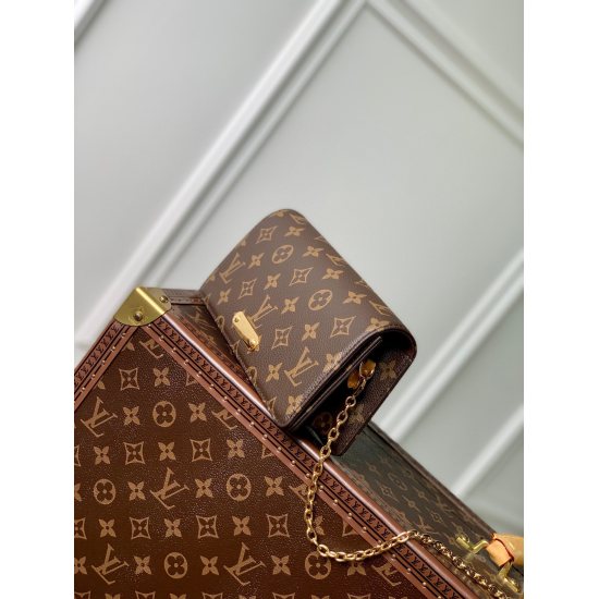 20231125 P480 top-level original order ✨ The all steel hardware Lily wallet on chain is made from Monogram canvas wallet, combining a fashionable rectangular shape with a subtle retro appearance. Its flip cover is adorned with golden decorative panels, ri