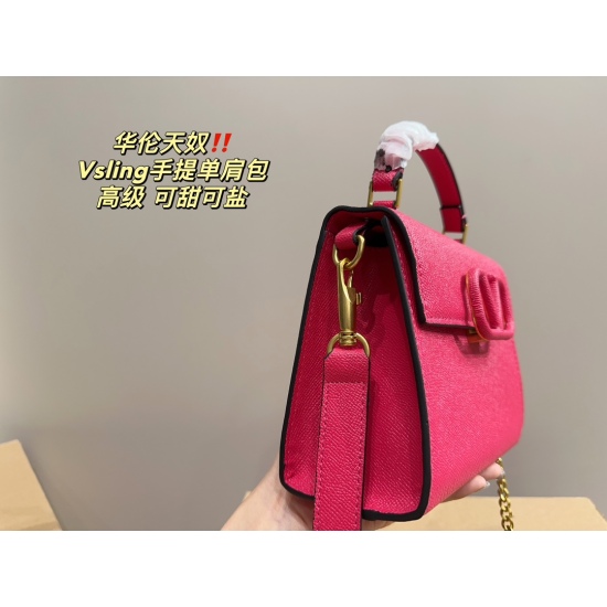 2023.11.10 P215 ⚠️ Size 21.16 Valentino Vsling Handheld Shoulder Bag exudes a sense of sophistication. This looks very versatile on the body, and there's no pressure on the back. No girl can refuse such a beautiful bag