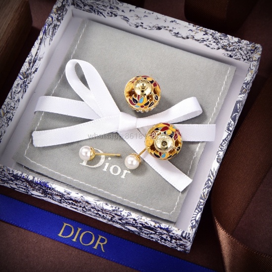 July 23, 2023 ❤ Dior's 2023 new line of top brands love Dior's new bee earrings, a metal texture retro version of the letter trendy style that grabs the limelight. It is fully capable of modern young people's street photography, vacation fashion, and beco