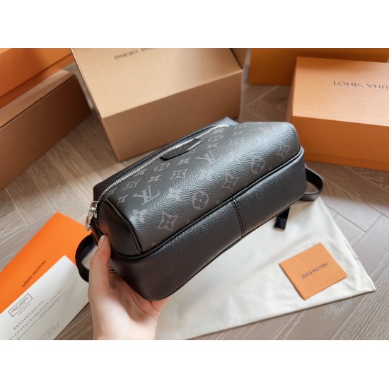 2023.10.1 p225Lv/OUTDOOR Postman Bag Specification: L26.0xH20.0xW10.5cm Men's Bag Recommendation~Iv Outdoor Postman Bag is a must-have for commuting bags. I really recommend this one. It can be cross slung, one shoulder, or used as a chest or waist bag. I