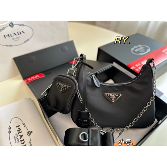 2023.11.06 P153 small size (with box) size: 2212PRADA new three in one crossbody bag made of nylon material, lightweight and waterproof! Shoulder straps, chains, and small bags can be disassembled, making one bag versatile. Buying one bag can result in th