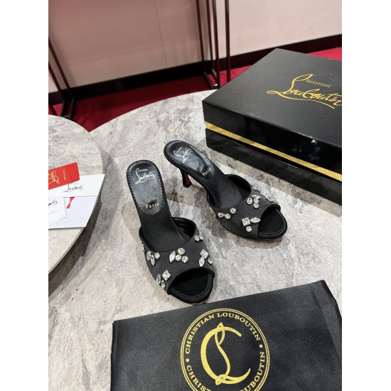 On November 17, 2024, the P35023ss crystal diamond slipper of the Degraqueen high heels showcased Maison Christian Louboutin's innovative ideas with its tapered lines and bold low cut upper. An 85mm diagonal heel, with a transparent silk upper adorned wit