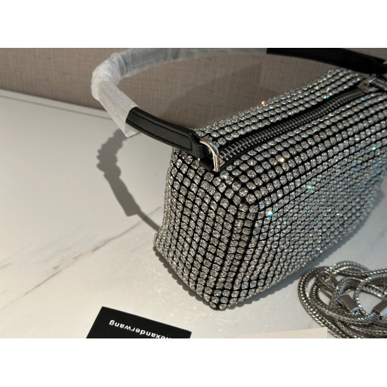 2023.09.03 145 Pack | Off Season Benefits: size: 18 * 10cm BlingBling Giant Flash AW King Rhinestone Bag. In summer, a Rhinestone Bag is needed to explode the street! The manufacturer also offers long shoulder straps as gifts... is it super value!!