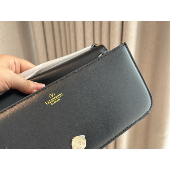 2023.09.03 190 comes with a box size of 27 * 14cm Valentino versatile Loco stick bag, spring and summer small dresses with various flowers~all perfectly fine~handbag, handbag, underarm bag, to crossbody bag, a single Loco can completely satisfy!