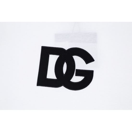 2023.07.18: DG/Dolce&Gabbana cloth embroidered logo logo is refined and upgraded. Inspired by the vintage printing original fabric in the 1980s, the official customized 240 grams of the same vat dyed fabric feels very comfortable. The latest brick cabinet