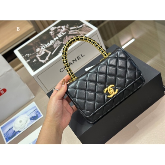 On October 13, 2023, 220 comes with a folding box and an airplane box size of 19 * 13cm. Chanel Handheld Facai Series has various awkward shapes