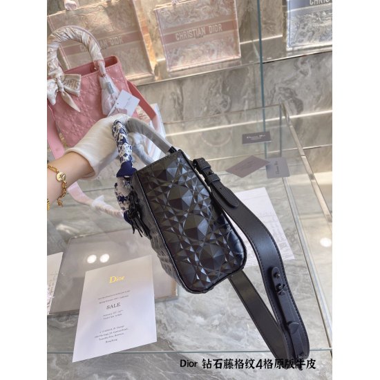 On October 7, 2023, the original cowhide p310, 2022 Dior, the new summer lady dior, with diamond rattan pattern, is the latest in a super beautiful white diamond rattan pattern. It is the latest style in the 2022 summer! No similar pattern has been produc