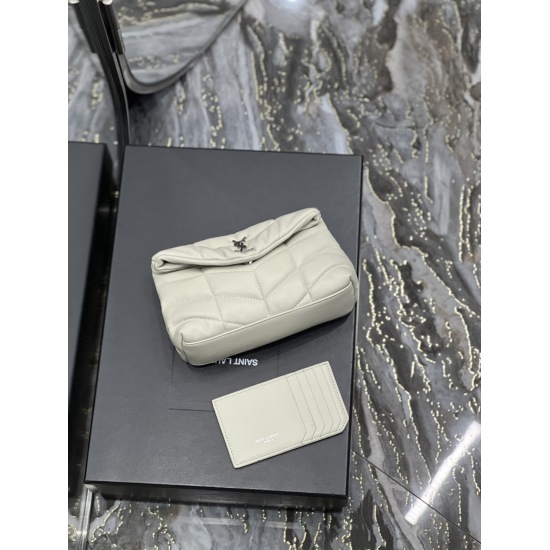 20231128 batch: 570 white with silver buckle Loulou buffer_ The trumpet carrying a bag is coming! The whole bag is made of soft Italian sheepskin, paired with Y family diagonal stripe stitching technology. It has a soft texture front flap bag, paired with