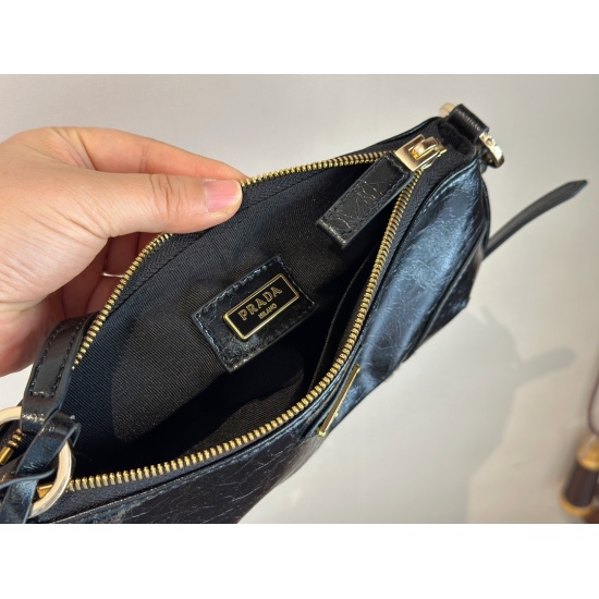 195 unboxed size: 24 * 12cm (small) Prada SoftLux oil wax leather, available in three sizes to fit and carry to meet various needs! Paired with the latest Soft Lux ultra light oil wax leather material, it has a strong luster ⚠️ No long shoulder straps