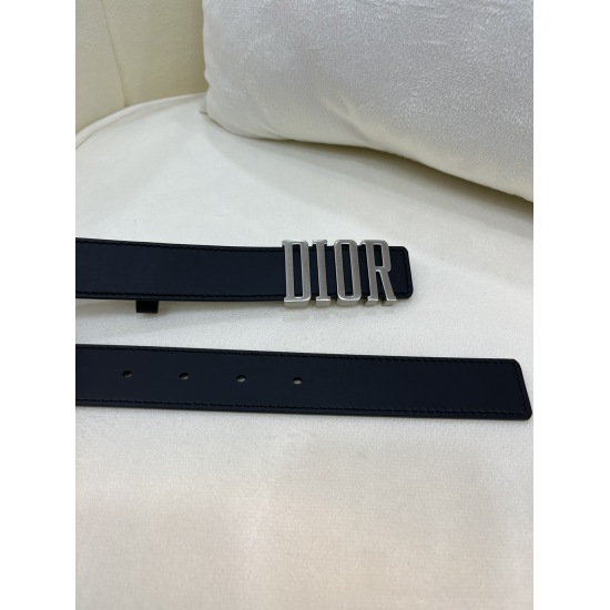 The Dior belt features a retro colored double sided calf leather style that is slim and slender, paired with a skirt, pants, or dress to enhance the body shape. Belt width: 3.0cm