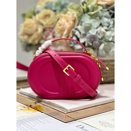 20231126 860 [Dior] New Signature Elliptical Camera Bag, this CD Signature Elliptical Camera Bag is a new addition to the autumn 2023 ready to wear collection, presented by Maria Grazia Chiuri, integrating practical design with Dior's modern spirit. Craft