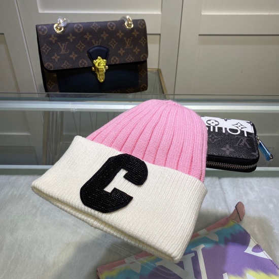 2023.10.2 P55 comes with a dustproof bag and Silin CELINE knitted hat made of cashmere material. The official website of the new product is simple, atmospheric, and tightly knit. The knitting method is very thick, soft, comfortable, warm, and fashionable 