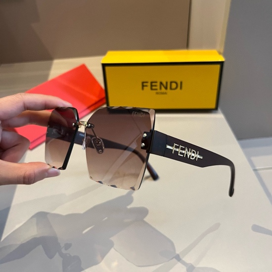 220240401 90FD Fendi sunglasses, no matter how you match them, they won't go wrong. I love them so much! The trend of sunglasses, Wang Guozhen, never disappoints me. Men and women can wear them. Oh, the most versatile black style