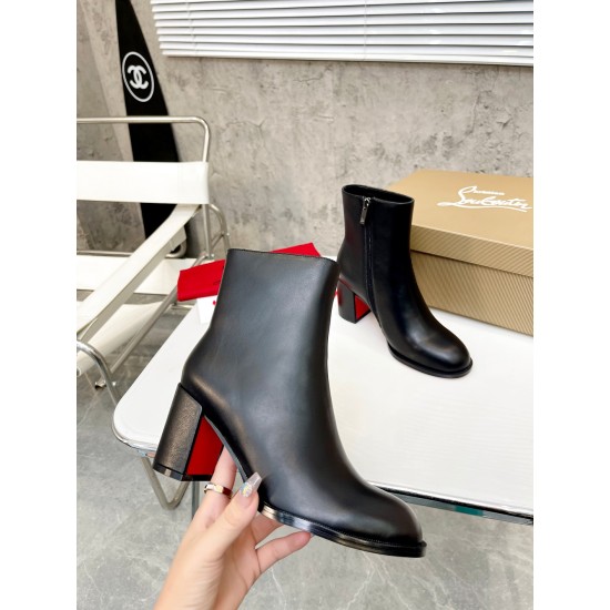 20240403 P305 yuan: Christian Louboutin (CL) launches a new heavyweight thick heeled boots in 2023, made of shiny calf leather material, with a simple and fashionable height of 4 inches (12cm) ✅ Fabric: Grained cowhide ✅ Inner lining: sheepskin lining ✅ O