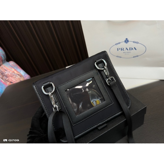 2023.11.06 145 (same price) gift box Prada Prada new multifunctional function pack This Re-Nylon recycled nylon and Saffiano leather men's function pack has simple lines, yet it does not lose its versatility. The outer pocket is paired with a distinctive 