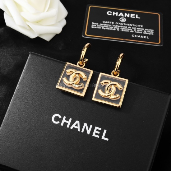 On July 23, 2023, Xiaoxiang Chanel's new product earrings were purchased on behalf of a one-to-one quality Chanel Goose series. Classic cc logo style, high-end, versatile, and high-end feel were in stock