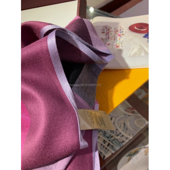 2023.07.03, the factory's bulk shipping agent will always be a trendy brand for babies' running volume ‼️ Bu Classic Grid Thin Encrypted Pattern Velvet Scarf~New All Around Edge Design for Better Management ❤️ A rare classic grid, this grid really lo