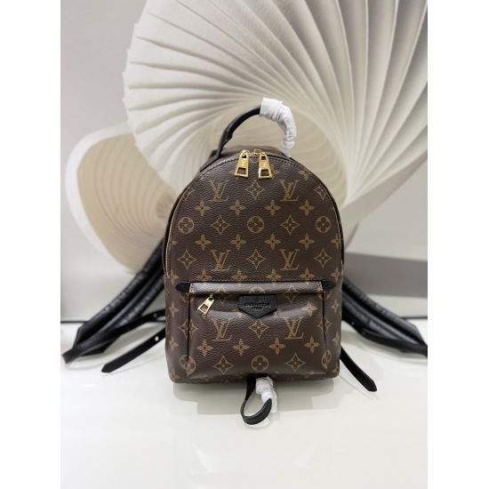 20231125 P520 [Exclusive Top of the line Real Shot] M44871 showcased its unique and fashionable backpack style at the 2016 Early Spring Fashion Show. It continues its luxurious appearance and reflects LV temperament in details. Size: 222910cm