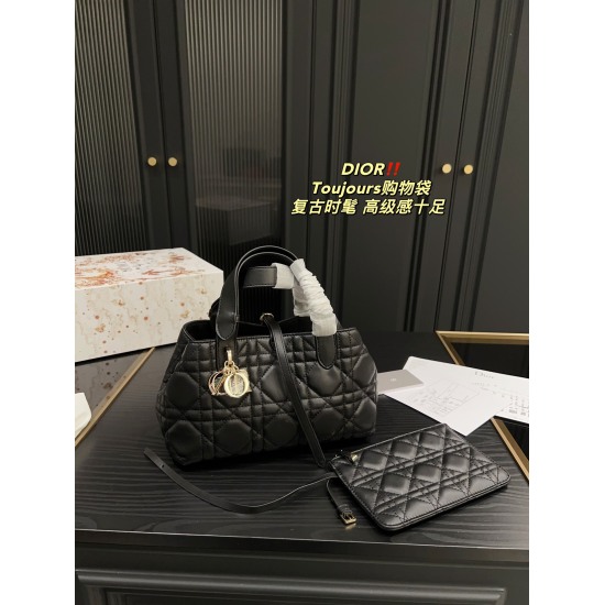 2023.10.07 P255 folding box ⚠ The size of the 26.16 Dior Toujours shopping bag is simply irresistible, showing a sense of elegance and sophistication. It is a must-have item for beauty collection