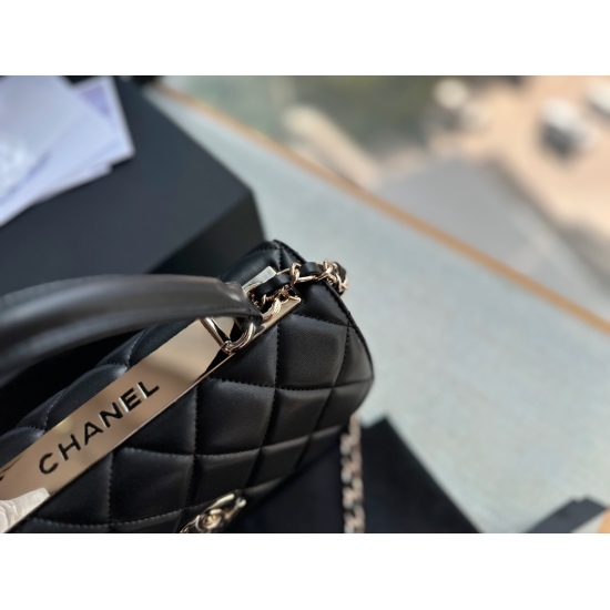 On October 13, 2023, 250 box size: 25 * 18cm, Xiaoxiangjia Trendy CC Organ Bag Series! The upper body is super atmospheric, with a very large capacity! ⚠️ Classic black soft and comfortable!