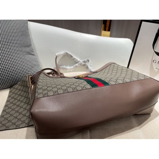 On March 3, 2023, p225 size42 32 Gucci Kuqi Shopping Bag is super atmospheric, beautiful, and can hold perfect details. The original hardware version is really classic. Your much-anticipated style looks great on the back, and the quality is super B. Impor