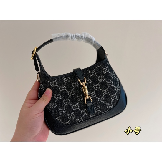 2023.10.03 230 220 box size: 28 * 18cm (large) 20 * 15cm (small) GG denim black jackie 1961 is very classic and retro! Double G jacquard denim fabric ➕ Black tannins! ⚠️ Paired with two shoulder straps