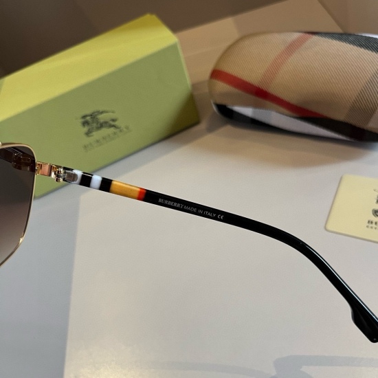 220240401 90Burberry's new integrated driving mirror sunglasses are a must-have for travel, with multiple celebrities available. Same style sunglasses for both men and women. Taishi sunglasses for flying