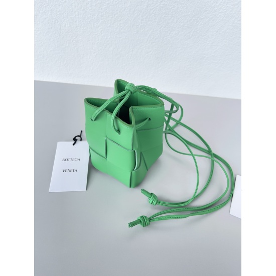 20240328 Original Order 710 Super 830- Handmade Woven Small Bucket Bag BV - The latest cute little bag continues Daniel Lee's minimalism. The small size will leak a little when holding the phone, while the large size is completely stress free and can fit 