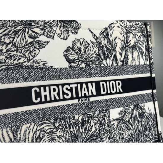 July 10, 2023, Book Dior Counter New Shopping Bag! Counter synchronization update! Star limited edition with the same model! Super stylish! High quality imported fabric! There is no pressure to enter or exit the counter at will! The preferred size for lar
